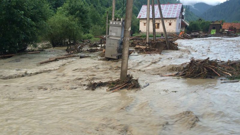 Сильна вода прийшла на Закарпаття: пошкоджені будинки, села залишились без світла