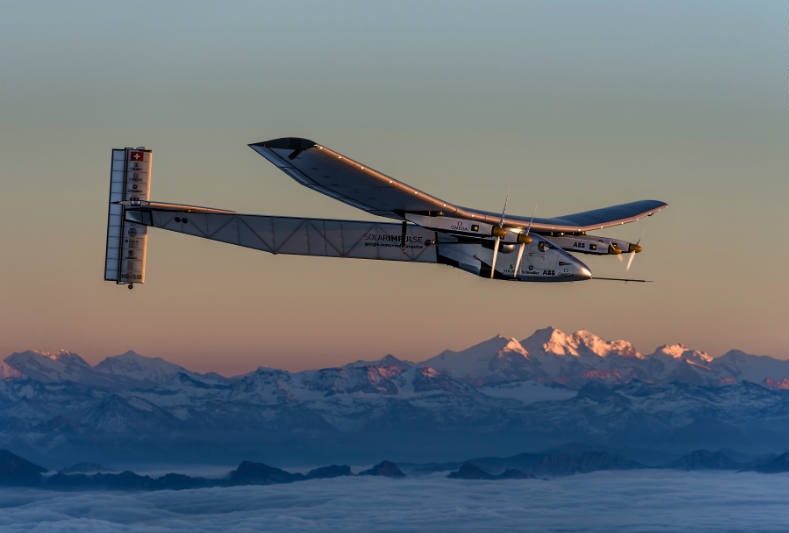 Літак на сонячних батареях приземлився у Європі